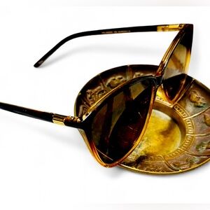 Elegant Tortoise Shell Sunglasses